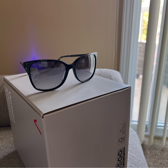 (All 4 Included) Kate Spade, DVF, Bebe & Marciano Sunglasses - Picture 9 of 10